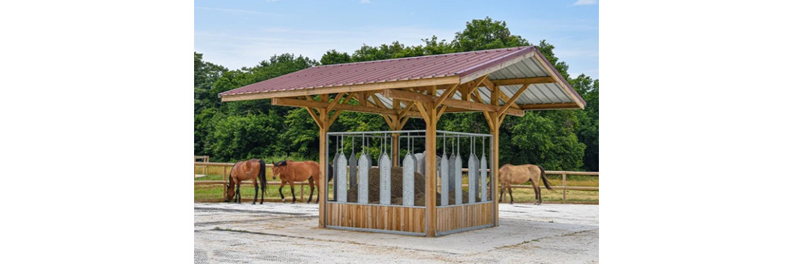 abri chevaux avec ratelier